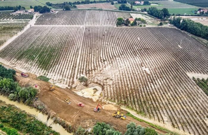 La Riparazione Della Rottura Dell'argine Del Fiume Senio A Cotignola (foto Dalla Pagina Facebook Condifesa Ravenna)