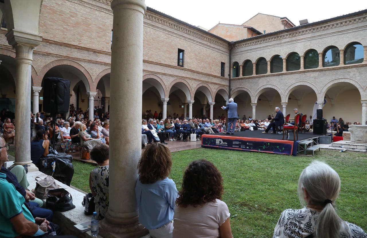 13–09 2023 Ravenna Chosti Dante E Cassa , Inaugurzione Festival Prospettiva Dante , Fondazione Cassa Di Risparmio Di Ravenna , Giancarlo Giannini, Domenico De Martino , Cipoletta , Prsidente Accademia Della Crusca , Alfieri , Ferrini , Sindaco , Tomba
