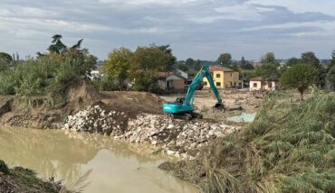 Il Ripristino Della Rottura Dell'argine Del Lamone A Travesara Dopo L'alluvione