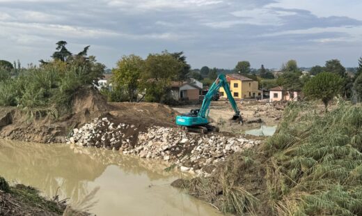 Il Ripristino Della Rottura Dell'argine Del Lamone A Travesara Dopo L'alluvione