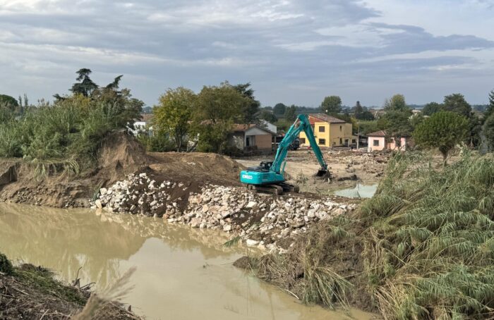 Il Ripristino Della Rottura Dell'argine Del Lamone A Travesara Dopo L'alluvione