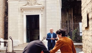 Aldo Cazzullo Durante Le Registrazioni Del Suo Programma Su La7 Davanti Alla Tomba Di Dante A Ravenna, Nell'ottobre Del 2023
