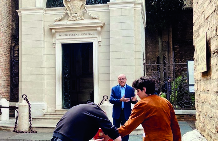 Aldo Cazzullo Durante Le Registrazioni Del Suo Programma Su La7 Davanti Alla Tomba Di Dante A Ravenna, Nell'ottobre Del 2023
