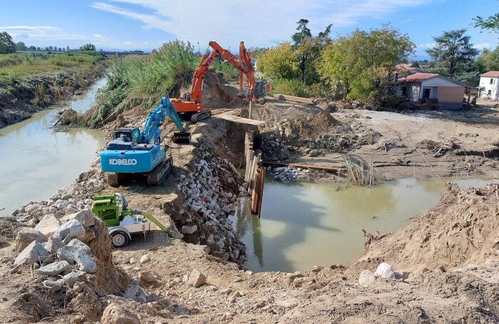 I Lavori Per Ricostruire L'argine Sinistro Del Fiume Lamone A Traversara Dopo L'alluvione