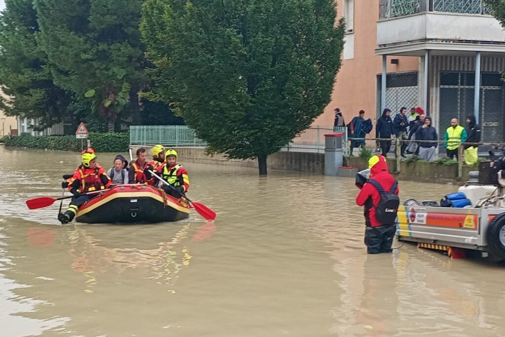 Salvataggio Gommone Faenza Allagata Alluvione 2024