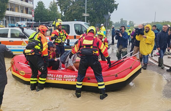 Vigili Del Fuoco Gommone Faenza Allagata Alluvione 2024