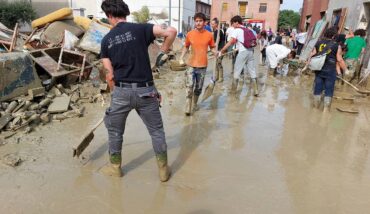 Volontari Al Lavoro Per Ripulire Traversara Dopo L'alluvione Del 19 Settembre
