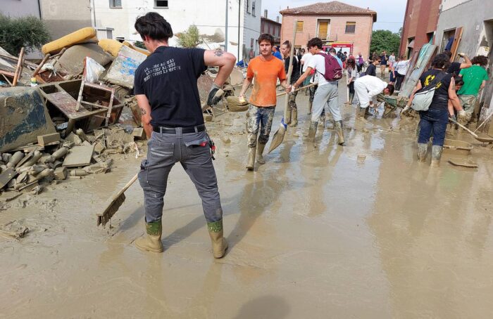 Volontari Al Lavoro Per Ripulire Traversara Dopo L'alluvione Del 19 Settembre