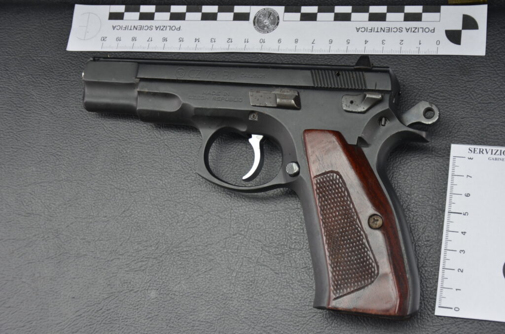 La pistola semiautomatica calibro 9x21 usata nella sparatoria di Castel Bolognese davanti a un night club