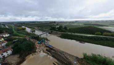 Vista Aerea Delle Infiltrazioni Di Acqua Attraverso L'argine Del Fiume Ricostruito A Traversara (foto Robert Gavrelescu)