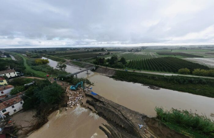 Vista Aerea Delle Infiltrazioni Di Acqua Attraverso L'argine Del Fiume Ricostruito A Traversara (foto Robert Gavrelescu)