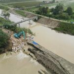 Traversara Si Allaga Ancora: In Alcuni Punti Dove I Lavori Di Ripristino Dell'impermeabilizzazione Erano In Via Di Completamento Si è Determinata Una Infiltrazione Dell'acqua Tra I Massi Che è Risalita Fino Alla Testa Delle Palancole Trafilando In Esterno (foto Robert Gavrelescu)