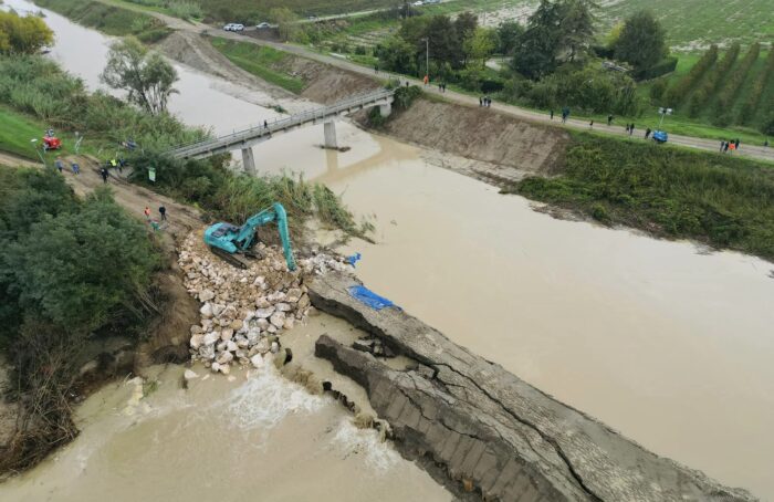 Traversara Si Allaga Ancora: In Alcuni Punti Dove I Lavori Di Ripristino Dell'impermeabilizzazione Erano In Via Di Completamento Si è Determinata Una Infiltrazione Dell'acqua Tra I Massi Che è Risalita Fino Alla Testa Delle Palancole Trafilando In Esterno (foto Robert Gavrelescu)
