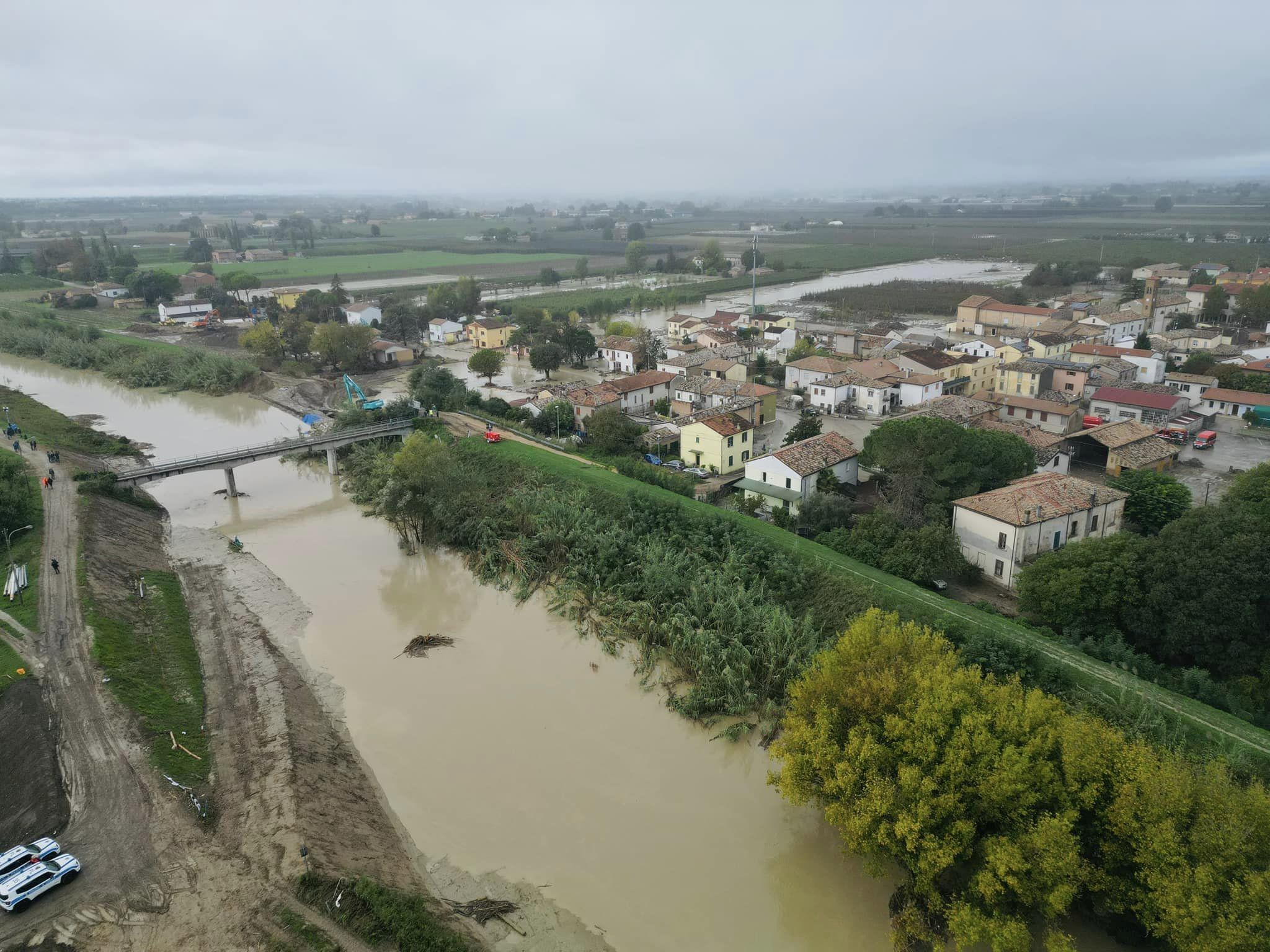 Il fiume Lamone a Traversara con il ponte di via Palazza