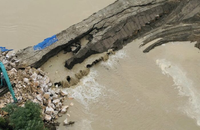 Traversara Si Allaga Ancora: In Alcuni Punti Dove I Lavori Di Ripristino Dell'impermeabilizzazione Erano In Via Di Completamento Si è Determinata Una Infiltrazione Dell'acqua Tra I Massi Che è Risalita Fino Alla Testa Delle Palancole Trafilando In Esterno (foto Robert Gavrelescu)