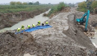 Operai Al Lavoro Sulla Riparazione Della Falla Del Fiume Lamone A Traversara In Attesa Della Piena Del 3 Ottobre 