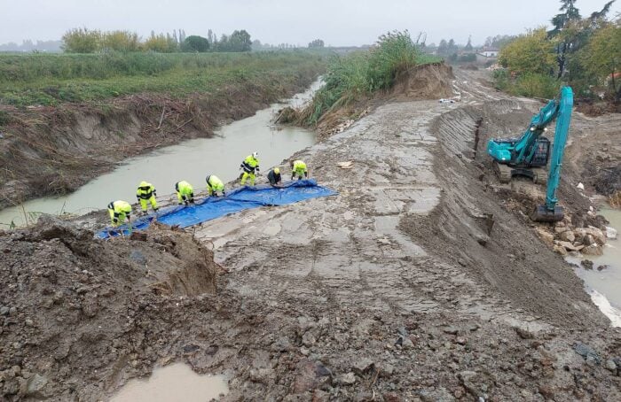 Operai Al Lavoro Sulla Riparazione Della Falla Del Fiume Lamone A Traversara In Attesa Della Piena Del 3 Ottobre