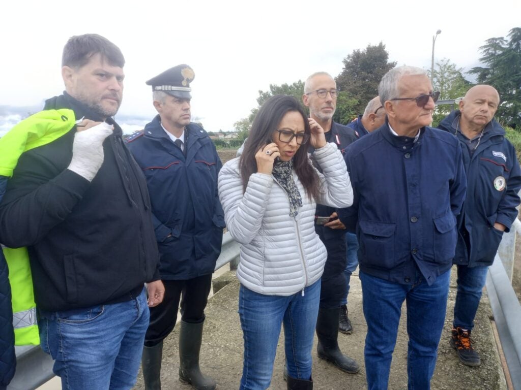 Al centro Irene Priolo, presidente della Regione, sul ponte di via Palazza sul fiume Lamone a Traversara il 4 ottobre. Con lei il sindaco Matteo Giacomoni e il prefetto Castrese De Rosa