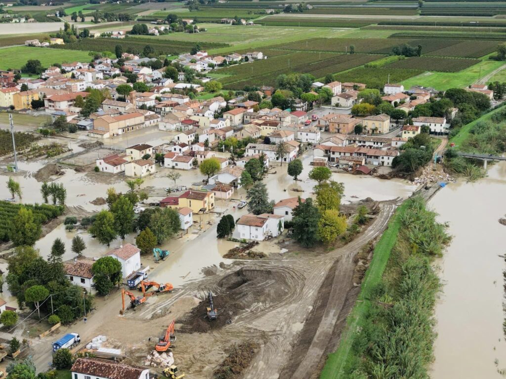 L'acqua del fiume Lamone filtra attraverso l'argine ricostruito e Traversara è di nuovo allagata (foto Robert Gavrelescu)