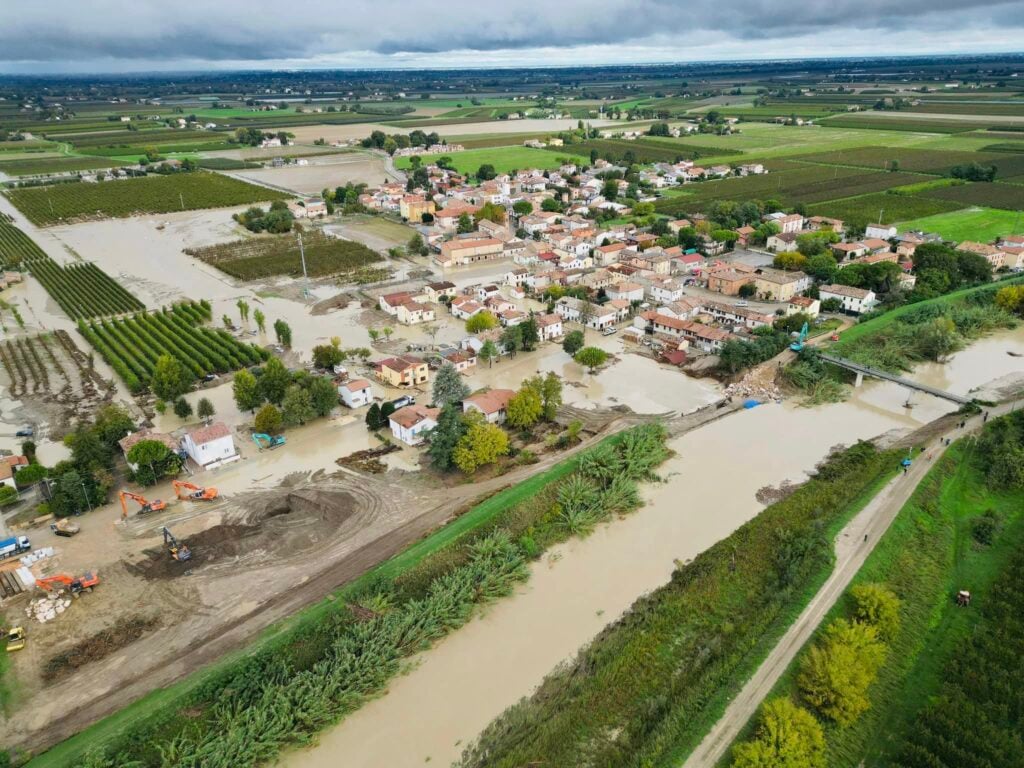 L'acqua del fiume Lamone filtra attraverso l'argine ricostruito e Traversara è di nuovo allagata (foto Robert Gavrelescu)