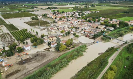 L'acqua Del Fiume Lamone Filtra Attraverso L'argine Ricostruito E Traversara è Di Nuovo Allagata (foto Robert Gavrelescu)