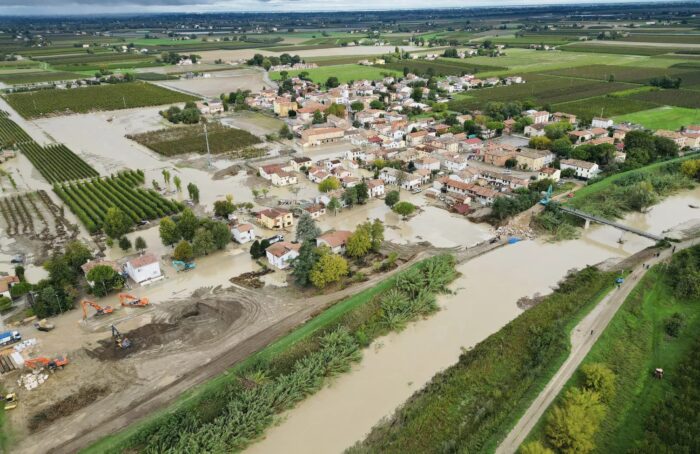L'acqua Del Fiume Lamone Filtra Attraverso L'argine Ricostruito E Traversara è Di Nuovo Allagata (foto Robert Gavrelescu)