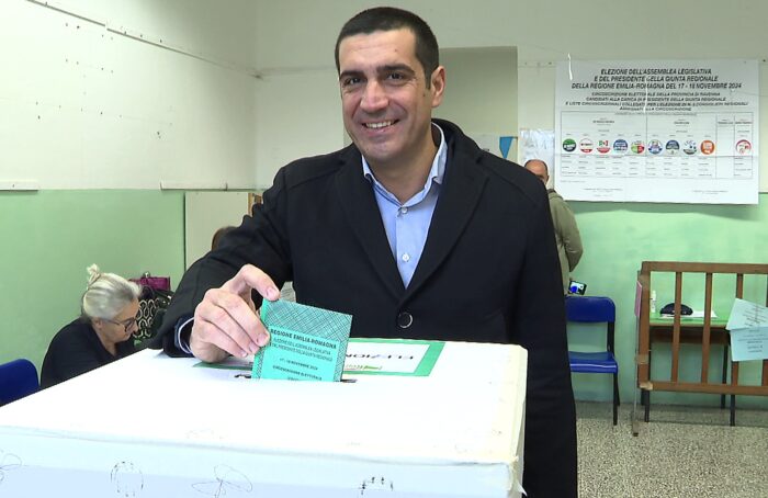 Michele De Pascale Vota A Cervia Per Le Elezioni Regionali In Cui è Candidato Presidente