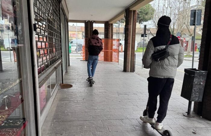 Monopattini Sotto I Portici Di Via Carducci In Zona Stazione A Ravenna