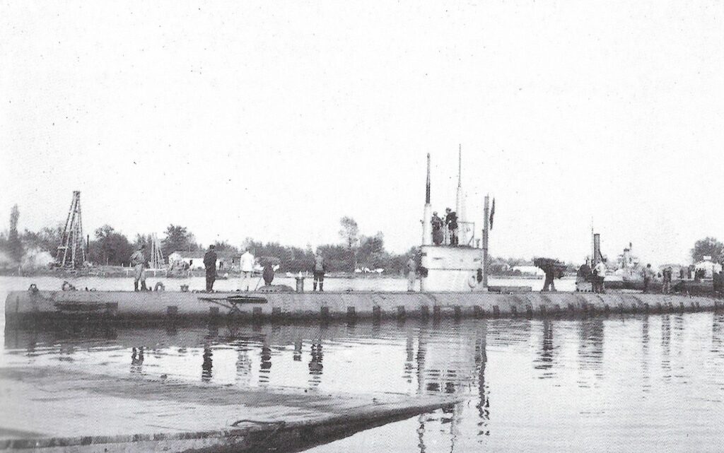 Un sommergibile classe F che sta ruotando su stesso nel canale Candiano a Ravenna