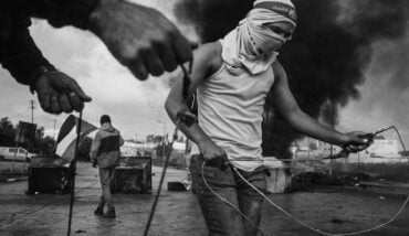 Ramallah, Territori Palestinesi, 18/10/2023: Scontri Tra Palestinesi E Forze Di Sicurezza Israeliane. Le Bandiere Di Hamas, Prima Rare Fra I Giovani Lanciatori Di Pietre, Dimostrano LÕimportanza Che Ha Guadagnato Il Movimento A Fronte Di Una Crescente Sfiducia Nei Confronti DellÕAutorit Palestinese. (Crediti: Lorenzo Tugnoli) 