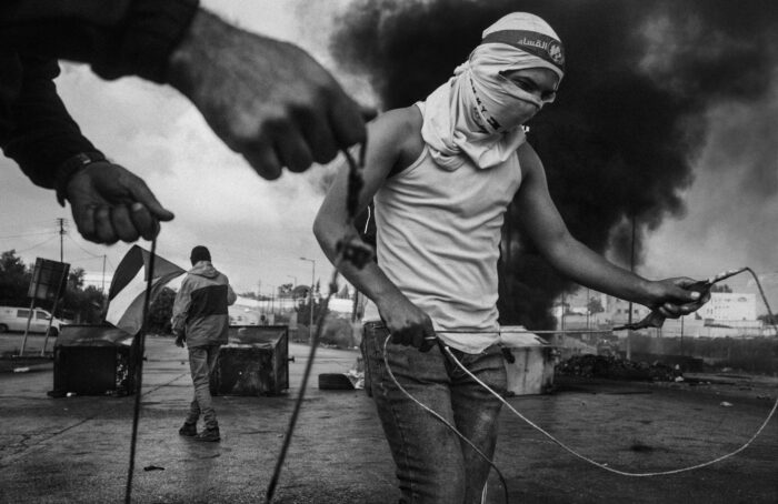 Ramallah, Territori Palestinesi, 18/10/2023: Scontri Tra Palestinesi E Forze Di Sicurezza Israeliane. Le Bandiere Di Hamas, Prima Rare Fra I Giovani Lanciatori Di Pietre, Dimostrano LÕimportanza Che Ha Guadagnato Il Movimento A Fronte Di Una Crescente Sfiducia Nei Confronti DellÕAutorit Palestinese. (Crediti: Lorenzo Tugnoli)