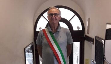 Maurizio Miserocchi Sulla Scalinata Del Municipio Di Ravenna In Una Foto Del 2020 Dal Suo Profilo Facebook 
