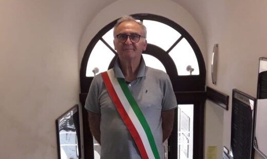 Maurizio Miserocchi Sulla Scalinata Del Municipio Di Ravenna In Una Foto Del 2020 Dal Suo Profilo Facebook