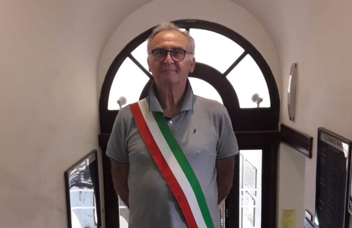 Maurizio Miserocchi Sulla Scalinata Del Municipio Di Ravenna In Una Foto Del 2020 Dal Suo Profilo Facebook