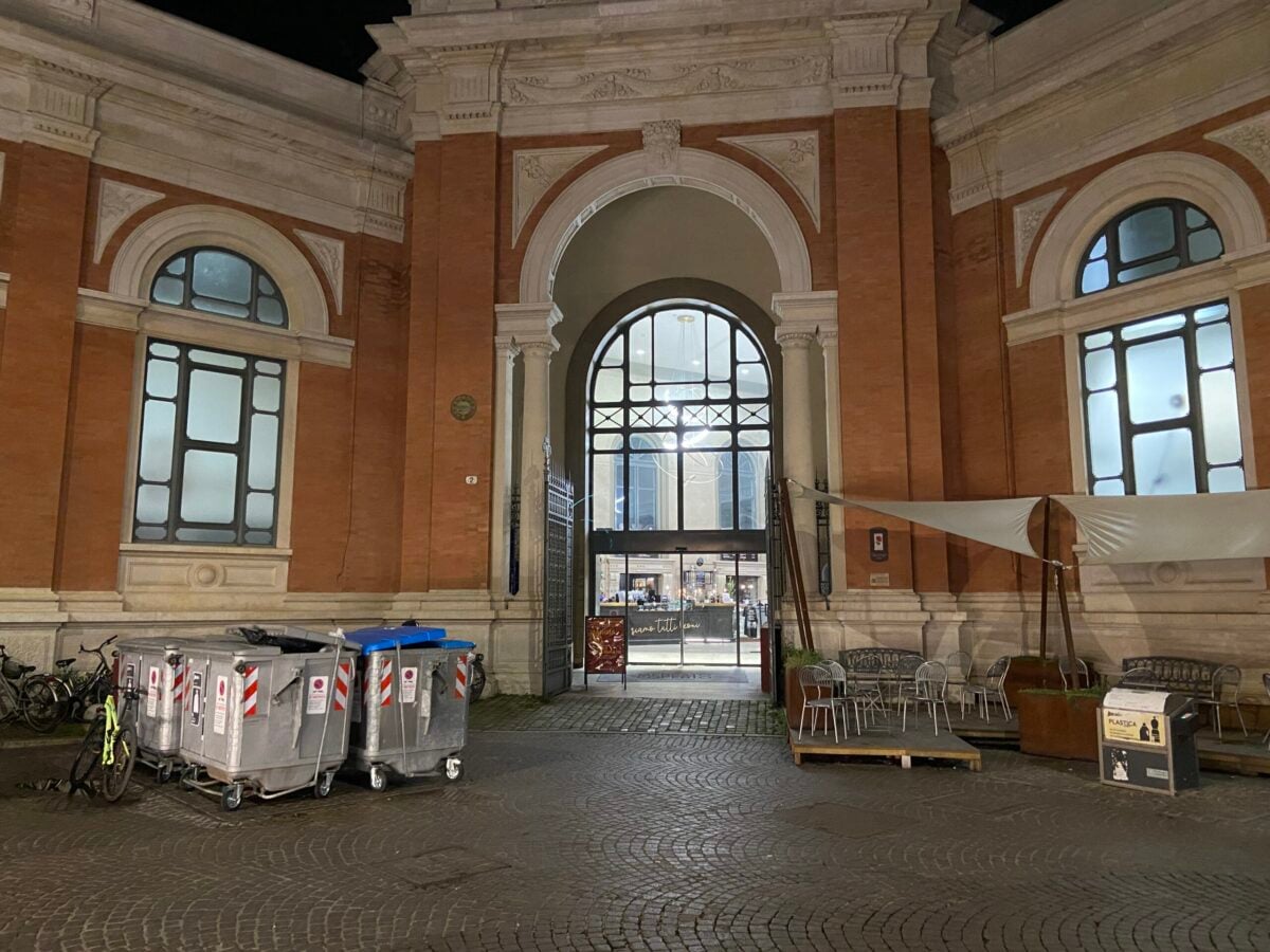 La Facciata Del Mercato Coperto In Piazza Costa