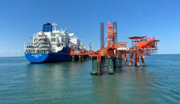 Il Rigassificatore Di Ravenna: A Destra Della Piattaforma Fissa (la Parte Arancione) Verrà Realizzata La Diga Di 800 Metri 