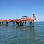La Piattaforma Del Rigassificatore: Il Tubo Di Colore Bianco è L'avvio Del Metanodotto Che Trasporta Il Gas A Terra