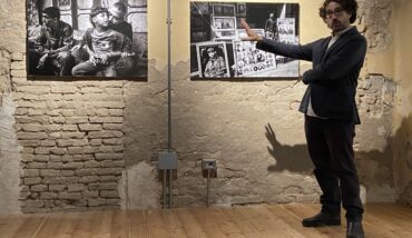 Lorenzo Tugnoli Davanti Alle Sue Fotografie In Mostra A Bagnacavallo
