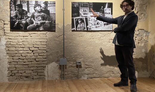 Lorenzo Tugnoli Davanti Alle Sue Fotografie In Mostra A Bagnacavallo