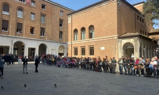 PIAZZA SAN FRANCESCO ATTESA RE REGINA
