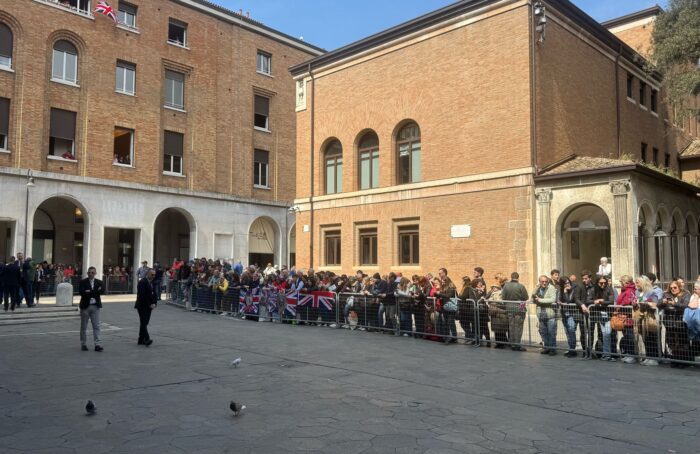 PIAZZA SAN FRANCESCO ATTESA RE REGINA