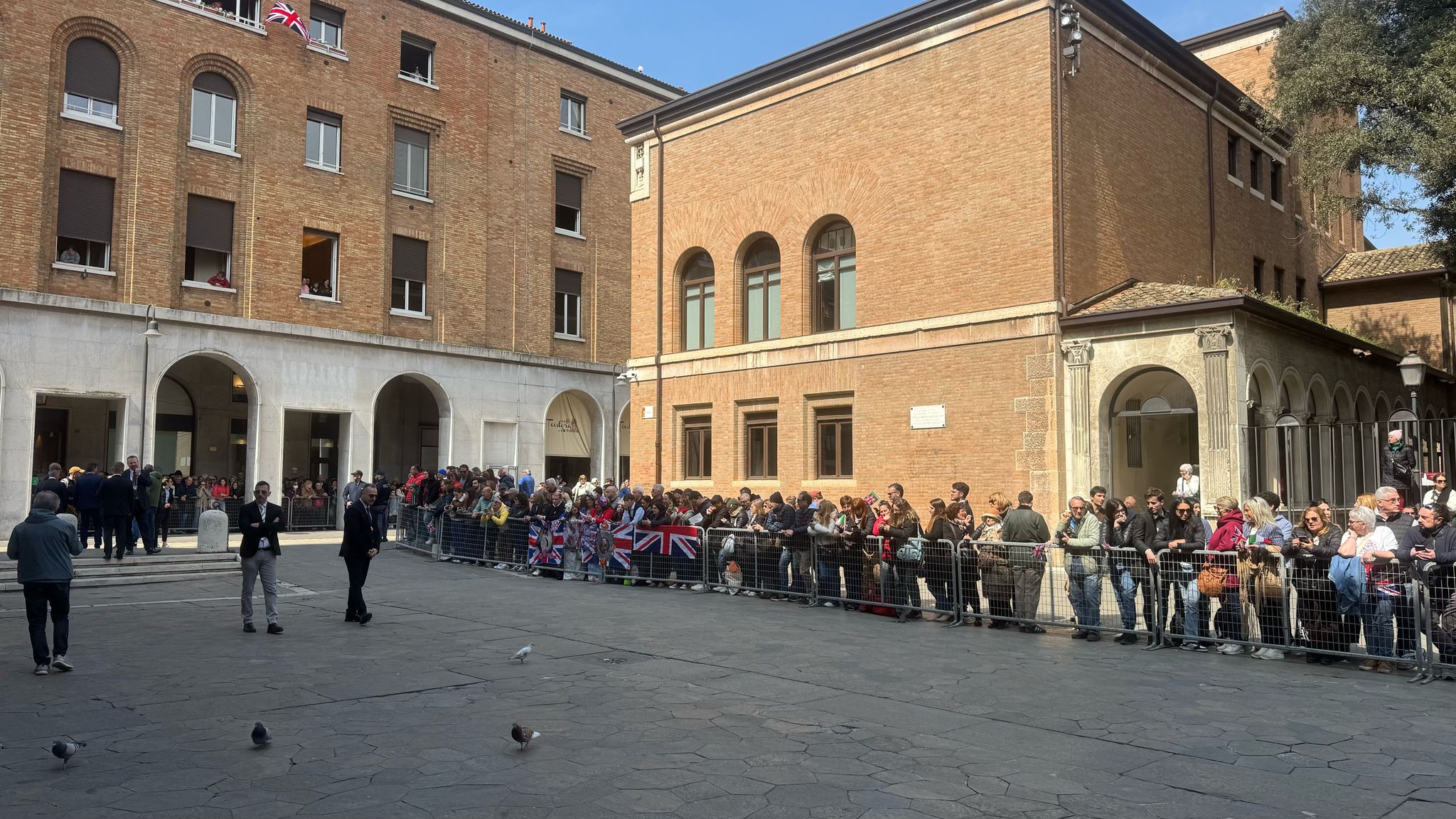 PIAZZA SAN FRANCESCO ATTESA RE REGINA