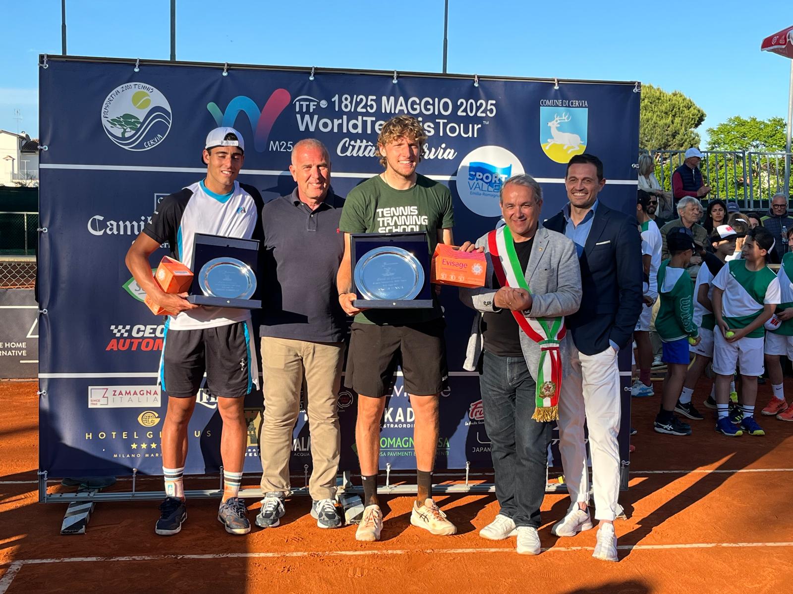 Foto Di Gruppo Della Premiazione Alla Polisportiva 2000 Cervia