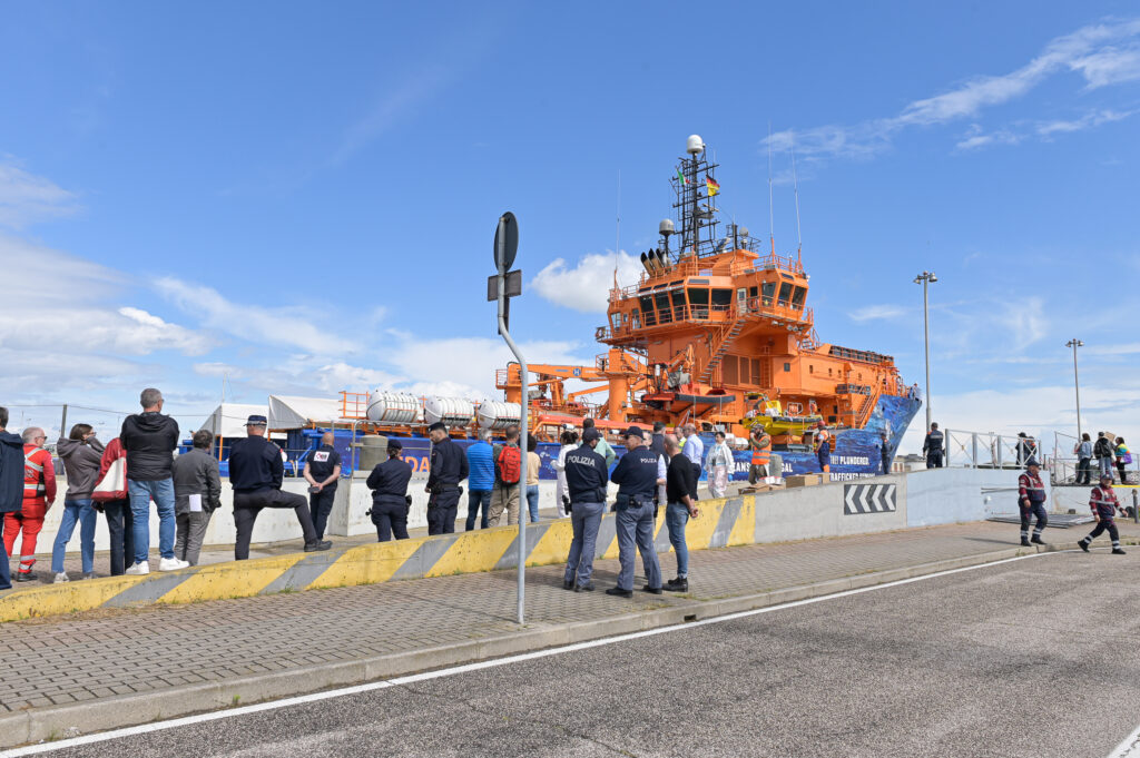 Sbarco Migranti Nave Ong Solidaire Fabbrica Vecchia Marina Ravenna