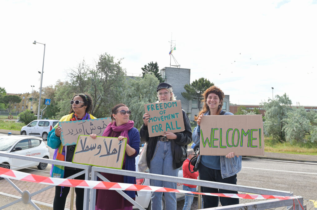 Sbarco Migranti Nave Ong Solidaire Fabbrica Vecchia Marina Ravenna