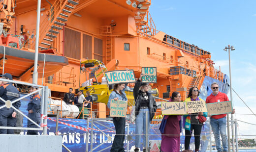 Sbarco Migranti Nave Ong Solidaire Fabbrica Vecchia Marina Ravenna
