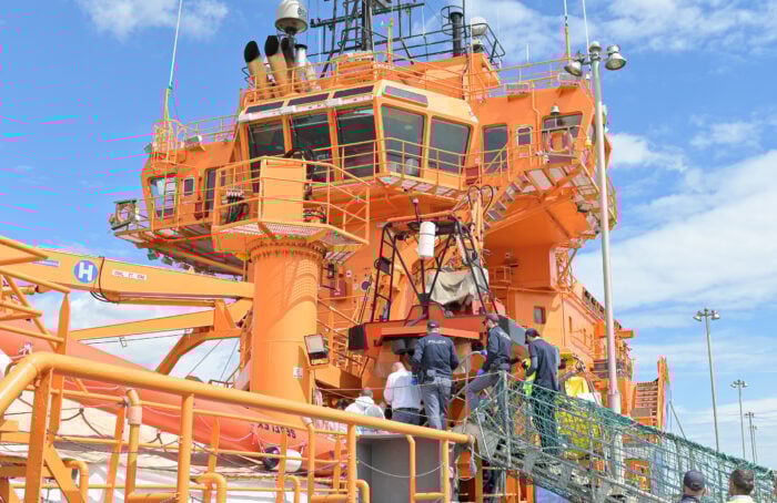 Sbarco Migranti Nave Ong Solidaire Fabbrica Vecchia Marina Ravenna