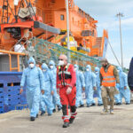 Sbarco Migranti Nave Ong Solidaire Fabbrica Vecchia Marina Ravenna
