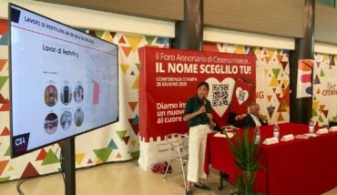 L'architetta Lara Bissi mentre presenta il progetto di restyling del foro annonario di Cesena 