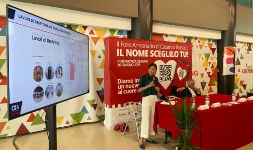 L'architetta Lara Bissi mentre presenta il progetto di restyling del foro annonario di Cesena